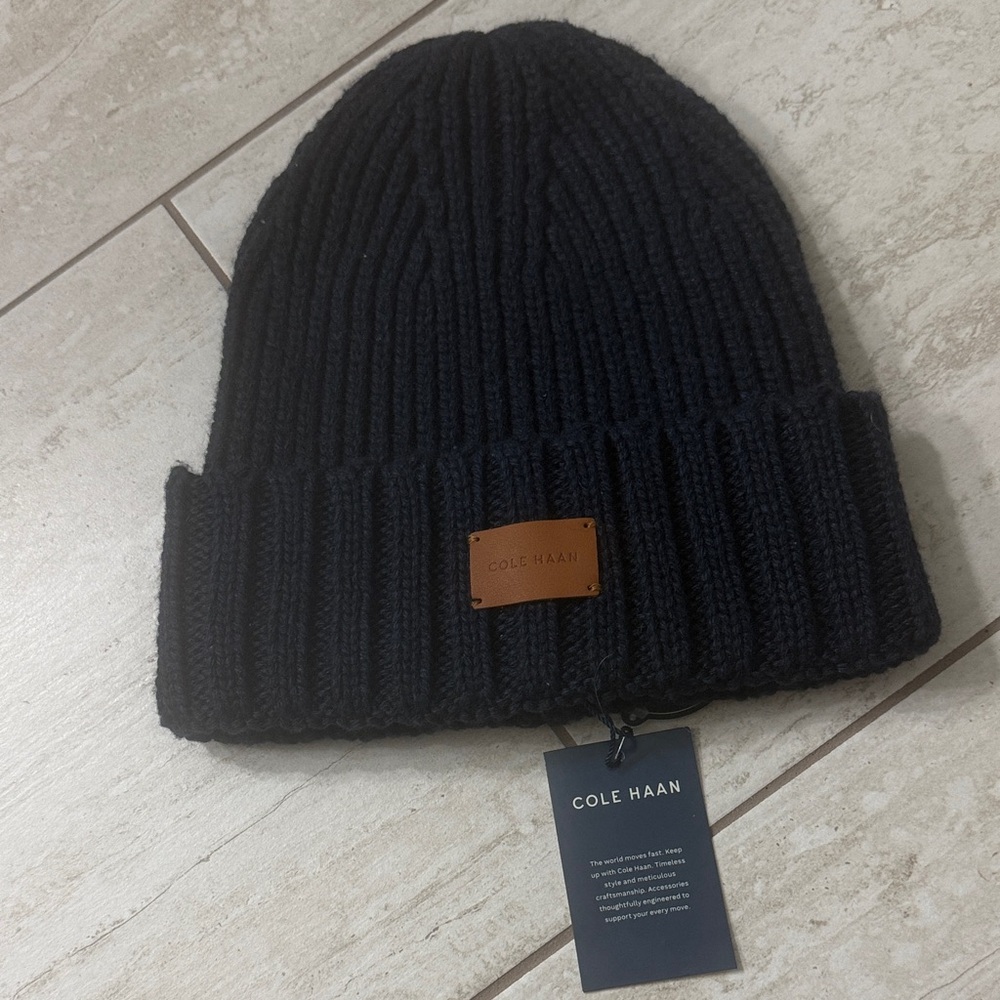 Cole Haan Dark Knit Beanie with Leather Patch.. NWT
Men’s navy blue